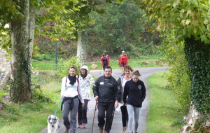 Un groupe de joyeux randonneurs à l'arrivée avant la pluie 